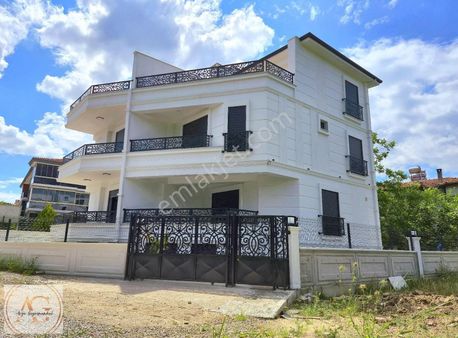 Arya'dan Akçay'da Kazdağları Manzaralı 3+1 Ayrı Mutfak Villa