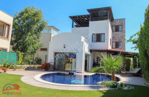 Doğuş Emlak'tan Tam Müstakil Denize 200 Metre Havuzlu 5+1 Villa