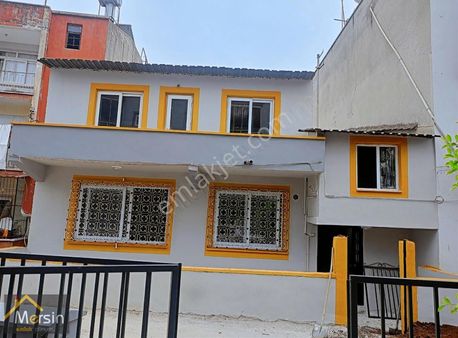 Beş Kata İmarlı Emsallerinin Altında Bahçeli 2 Katlı Müstakil Ev