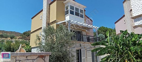 Urla İskele'de Site İçerisinde Lüks Villa