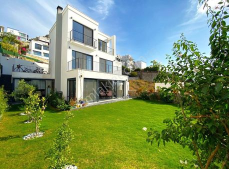 Kadıkalesinde Tam Müstakil Deniz Manzaralı Villa