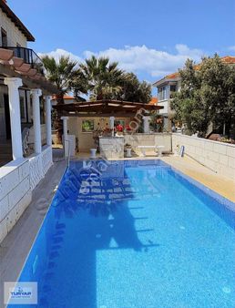 Turyap Çeşme Çiftlik'te Denize 150 Metre Satılık 3+1 Villa