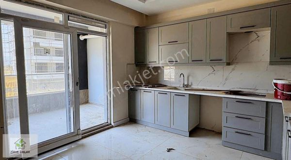 Zirve Emlaksatıyor 2+1 125 M2 Garajlı Hilton Banyo Garajlı Daire