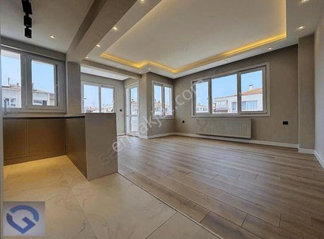 Güvenci'den Bostanlı Merkezde,3+1köşe,komple Tadilatlı ,ara Kat