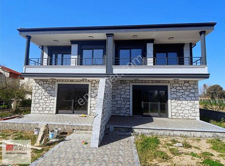 Rw Nefes'ten Altınova'da Denize Yürüme Mesafesinde 3+1 Villa