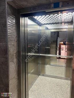 İçerenköyde Toplu Taşıma Caddesinde İskanlı Genç Bina