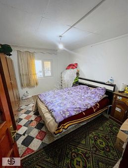 Yenişehir Kızılhisar Köyün'de Satılık Tarla İçin'de 3 Katlı Ev