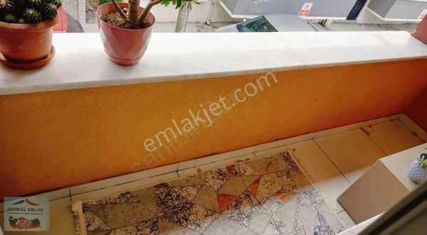 Erenler Mah.müstakil İki Katlı Bina İki Daire Bakımlı Satılık