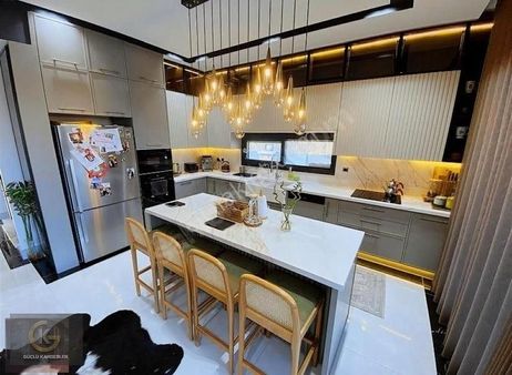 Güçlü Kardeşlerden 665m2 İçinde Tam Müstakil Havuzlu Lüks Villa