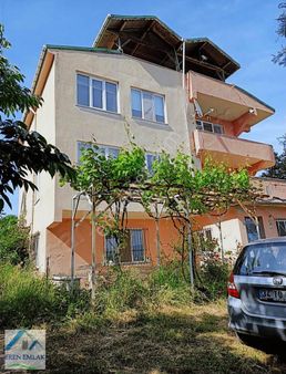 Kocaeli Eşme'de 3573 M2 Arsa İçinde Tripleks Villa Satılık