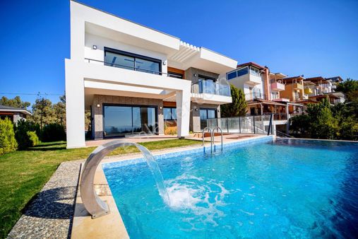 Soğucakta Full Manzaralı Özel Havuzlu Büyük Villa