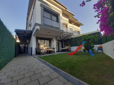 Limopol'den Foça Mahallesinde 4+1 Müstakil Bahçeli Villa