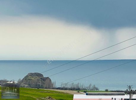 Halkalı'da Göl Manzaralı Tarla