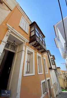Ayvalık İsmetpaşa Mahallesinde Satılık Cumbalı Rum Evi