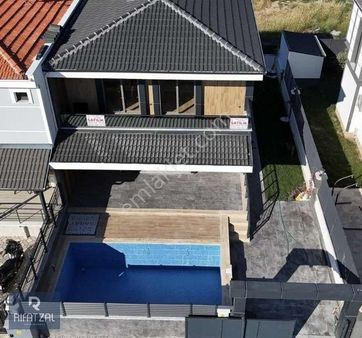 Ayvalık Altınova Sahilde Müstakil Havuzlu 160 M2 4+1 Lüx Villa