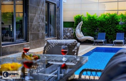 Fethiye'de (3+1) Eşyalı Jakuzili Bahçeli Lüks Villa