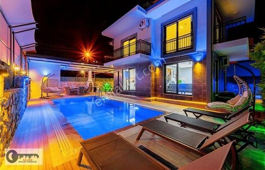 Fethiye'de Lüks (3+1) Eşyalı Jakuzili Bahçeli Lüks Villa