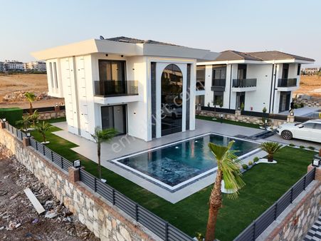 Didim Efelerde Satılık 500 M2 Arsa İçi 4+1 Havuzlu-otoparklı Lüx Villa