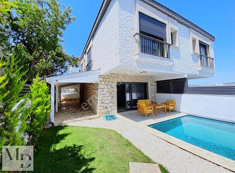 Alaçatı Çarşı Da 3+1 Kiralık Villa