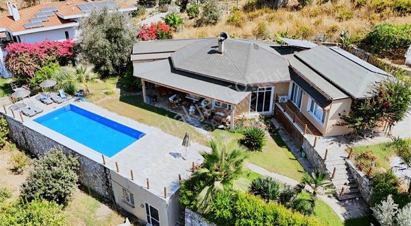 Ula Şirinköy'de 2500 M2 Arsa İçinde Satılık Müştemilatlı Taş Ev