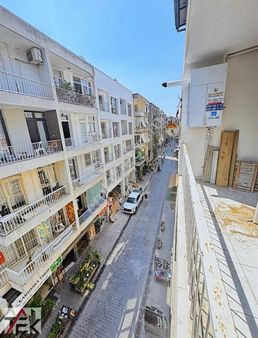 Karşıyaka Çarşı Tiyatro Sokağında 2+1 Satılık Daire