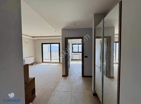 Torbalı Da Havuzlu Güvenlikli Sitede Satılık Arakat 2+1 Daire