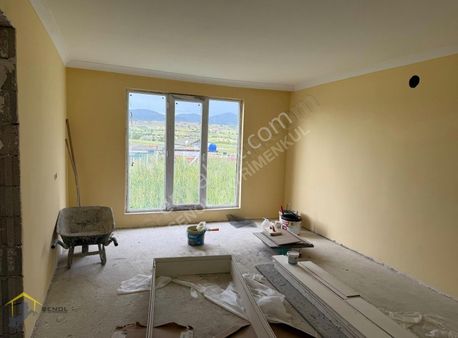 Asfalt Yola Cephe 1+1 60 M2 Betonarme Ev Ve 450 M2 Hobi Bahçesi