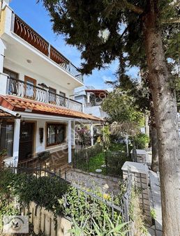 Akarca'da Site İçerisinde Denize 50m Satılık Villa