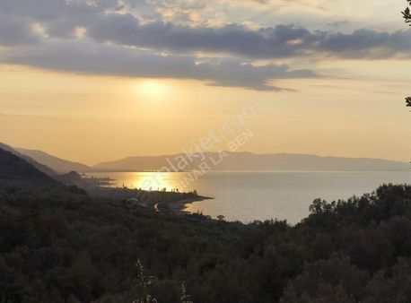 Asfalt Kenarı Göl Manzaralı