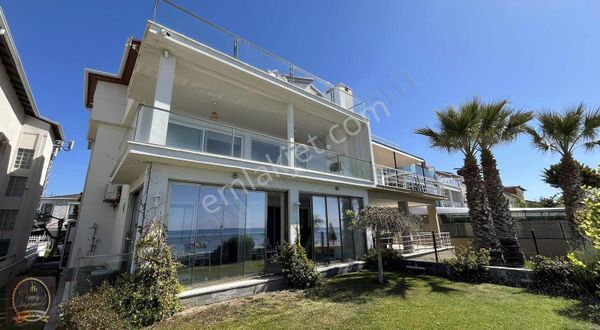 Silivri Semizkum'da Eşsiz Konumlu Denize Sıfır Triplex Villa