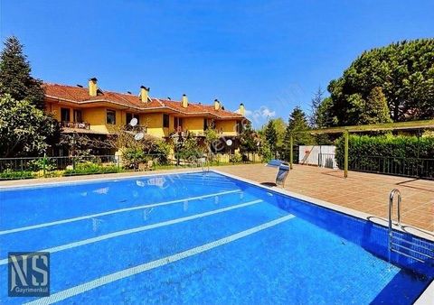 Sapanca Gölüne 100m Havuzlu Sitede Satılık 4+2 Villa