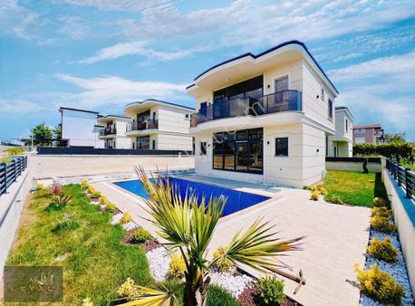 ⫷꧁ Leyal Grup꧂⫸300m² Şık Tasarımlı Deniz Tarafı Müstakil Havuzlu