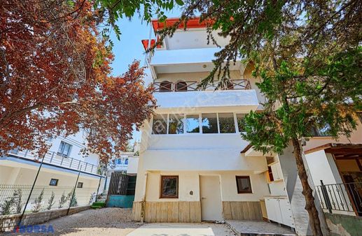 Mutlukent'te Ticari Kullanıma Uygun 6+1 Satılık Villa