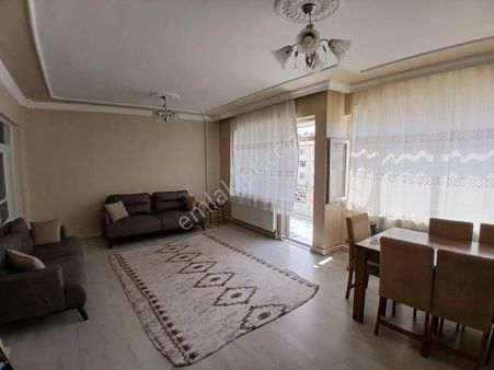 Akçay Emlak'tan Akşehir İstasyon Mahallesinde Geniş Ara Kat Satılık 3+1 Daire