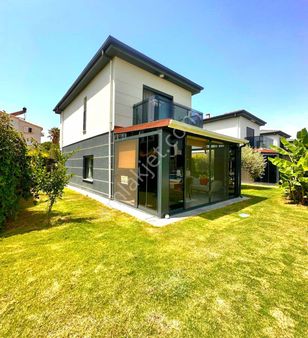 Davutlar Sahil Sitelerinde Plaja Yakın Havuzlu Sitede Özel Otoparklı Tek Müstakil Villa