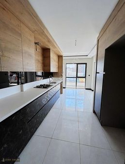 Lider Emlak'tan Giyinme Odalı 4+1 Lüks Site Dairesi