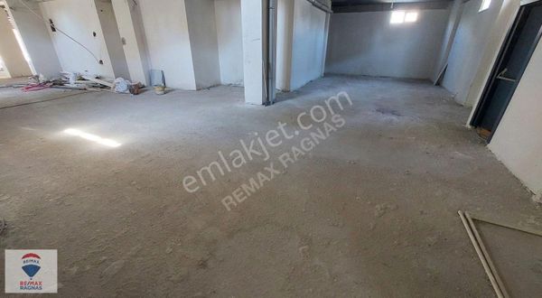 Kartal Yakacıkta 325m² Düz Giriş Köşe Dükkan