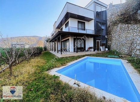 Sapanca'da Satılık Göl Manzaralı 620 M2 Havuzlu Eşyalı Villa