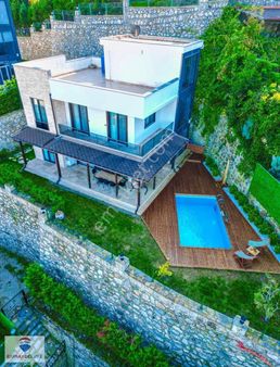 Sapanca'da Satılık Göl Manzaralı 620 M2 Havuzlu Eşyalı Villa