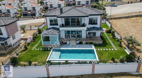 Ayvalık'ın En Prestijli Denize Sıfır Satılık Villası