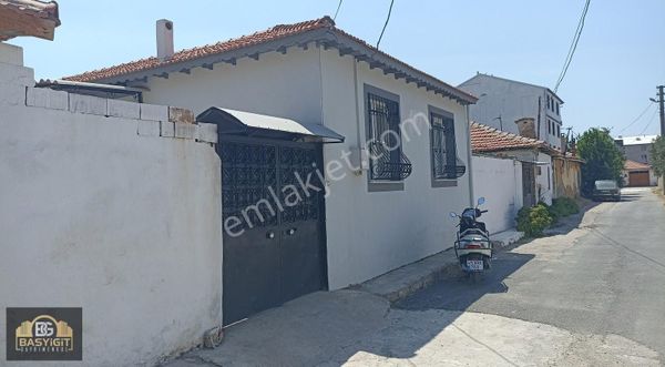 Reşatbey Mh.de Rumeli Cd.'ne 180 M. 224 M² Arsa ,2+1 Müstakilev
