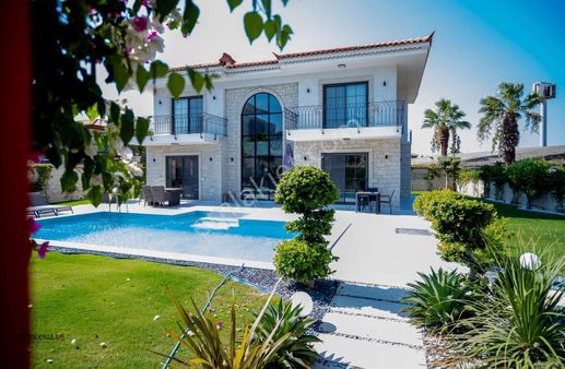 Çeşme Dalyan'da Lüks Müstakil Havuzlu Taş Villa