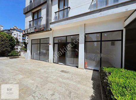 Dükkan Önü Park İmkanlı Yüksek Tavan Dükkan