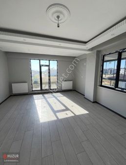 Huzur'dan Çobançeşmede Satılık 2+1 Daire