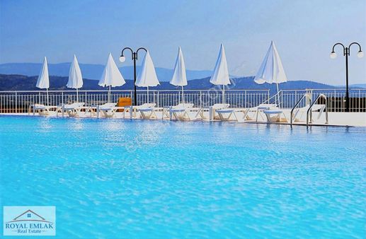 Havuzlu Site İçerisinde Bahçeli Satılık Yazlık