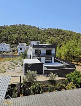 Şerefler'de Müstakil Arsalı Satılık Lüks Villa