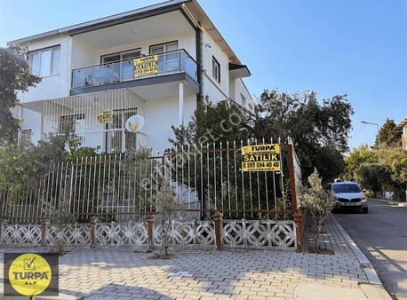 Yol Cepheli Ve Köşe Konumda Satılık Villa