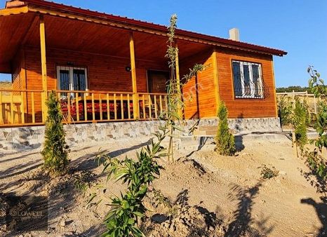 Karapürçek'te Yatırımlık 500 M² Tarla Ve Ahşap Ev
