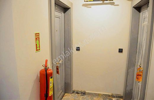 Büyükçekmece Satılık Fırsat Site İçerisinde Havuzlu 1+1 Daire