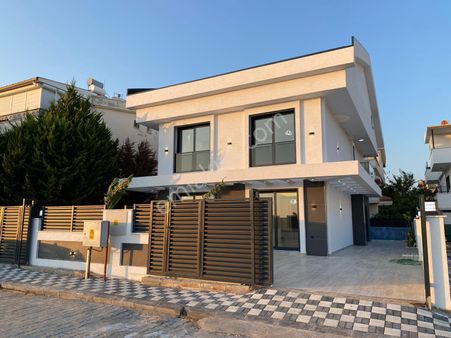 Didim Efeler Mah. 4+1 Ayrı Mutfaklı Havuzlu Ve Teraslı Bitişik Nizamlı Villamız Satılıktır